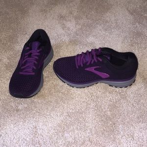 Barely worn brooks